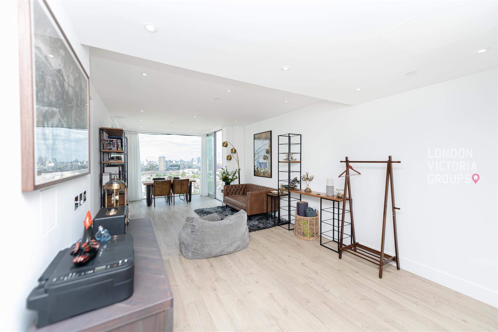 2 bed property in Cassia House, 30 Piazza Walk, London